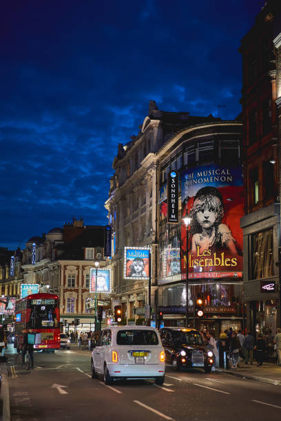 shaftesbury avenue, una calle importante en el west end de londres, hogar de varios teatros. - editorial tourist travel destinations bus fotografías e imágenes de stock