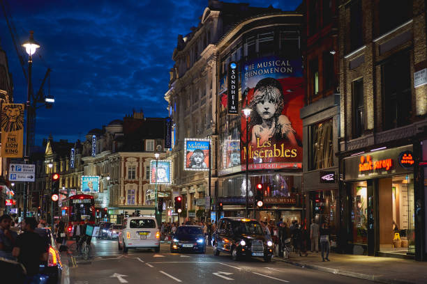 샤프츠베리 애비뉴, 런던의 웨스트 엔드의 주요 거리, 여러 극장의 홈. - editorial tourist travel destinations bus 뉴스 사진 이미지