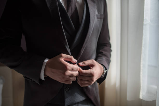 um noivo que prepara-se para casar o amor de sua vida - suit necktie lapel shirt - fotografias e filmes do acervo