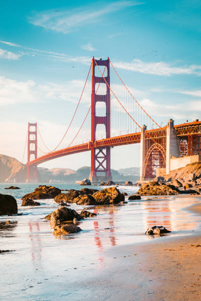 puente golden gate al atardecer, san francisco, california, estados unidos - golden gate bridge panoramic san francisco county bridge fotografías e imágenes de stock