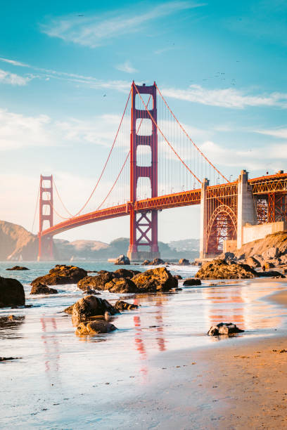 夕暮しのゴールデンゲートブリッジ、サンフランシスコ、カリフォルニア、アメリカ合衆国 - baker beach ストックフォトと画像