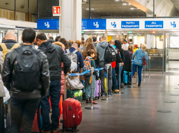 long immigration queue at malpensa airport in milan, italy for arrivals of non-schengen travellers - xxx imagens e fotografias de stock