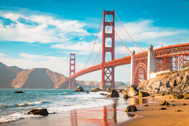 golden gate bridge at sunset, san francisco, california, usa - san francisco bay area san francisco county international landmark san francisco bay imagens e fotografias de stock