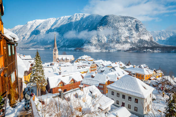 vila de hallstatt no inverno, salzkammergut, áustria - mountain austria street footpath - fotografias e filmes do acervo