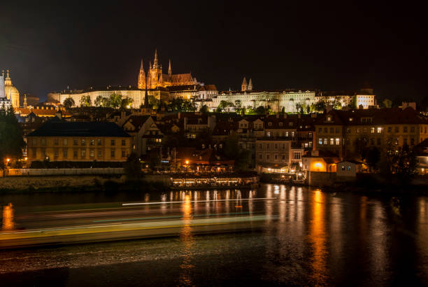 nocny widok na zamek praski i most karola nad wełtawą w pradze w czechach. praga - prague czech republic charles bridge famous place zdjęcia i obrazy z banku zdjęć