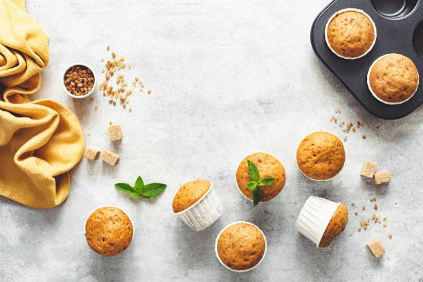 muffins de caramelo de vainilla - muffin fotografías e imágenes de stock