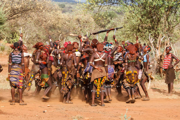 mulher de hamar-etiópia - women indigenous culture africa ethiopia - fotografias e filmes do acervo