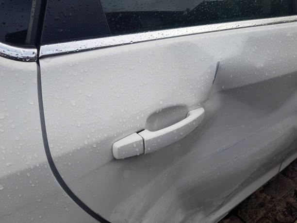 accidente de coche abotono puerta de coche blanco - abollado coche fotografías e imágenes de stock