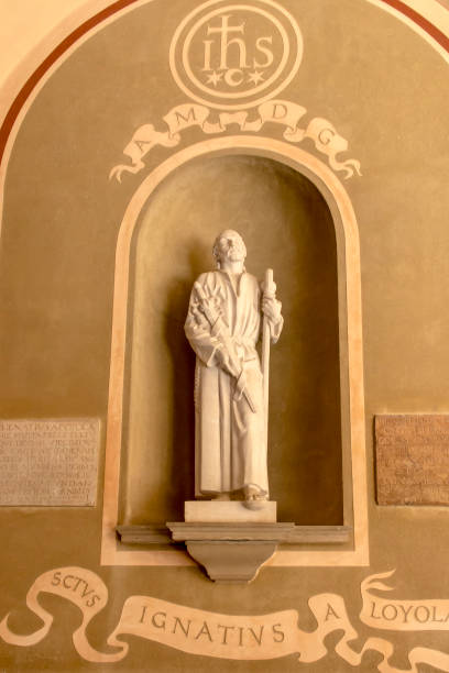 figure du saint ignace loyola dans le monastère bénédictin de montserrat en espagne. - skulpture photos et images de collection