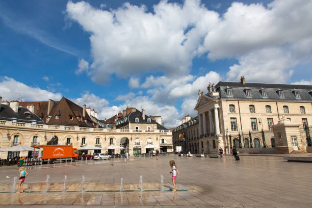 plaza de la liberación en la ciudad francesa dijon en francia en un día soleado en verano. - duke of burgundy fotografías e imágenes de stock