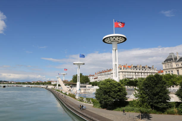 paseo del río ródano en la ciudad de lyon en francia. - rhone bridge fotografías e imágenes de stock