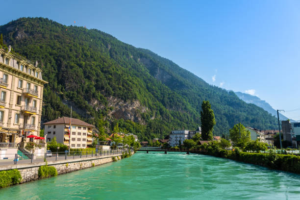 hermosa foto paisajística del río aare con agua turqouise en interlaken, suiza - landscape house water lake thun fotografías e imágenes de stock