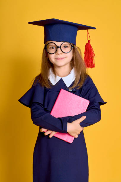 책과 함께 학자 옷에 어린 소녀 아이 - blackboard black tall education 뉴스 사진 이미지