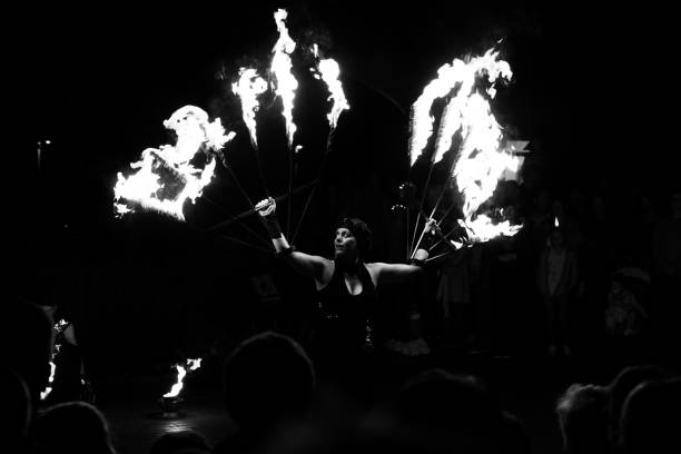 hamm, alemania 18.08.2019: fakir, espectáculo de fuego. foto en blanco y negro. - traditional festival juggling women performer fotografías e imágenes de stock