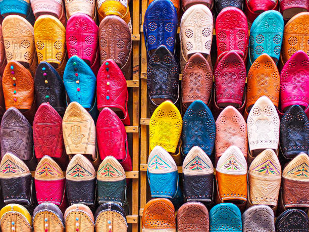 marokko schuhe babouche - craft market morocco shoe stock-fotos und bilder