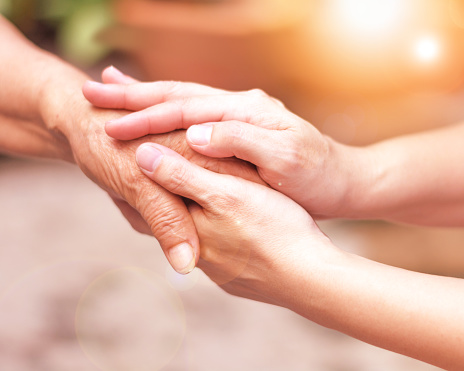 Cuidador, mano cuidadora sosteniendo la mano de anciano en el cuidado de hospicio. La bondad de la filantropía al concepto discapacitado. photo