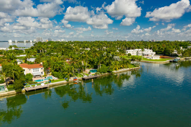 miami beach lusso lungomare immobiliare girato con un drone - miami dade foto e immagini stock