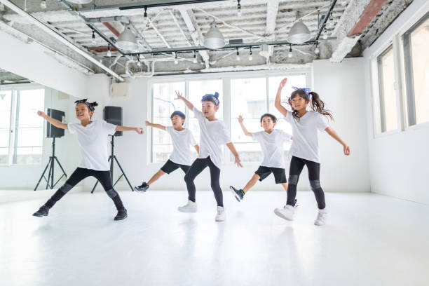 ダンススタジオで踊る子供のダンサー - ダンサー ストックフォトと画像