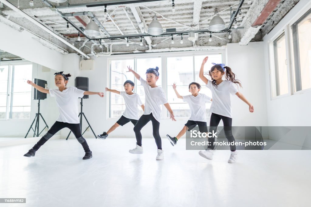댄스 스튜디오에서 춤추는 어린이 댄서 춤에 대한 스톡 사진 및 기타 이미지 - 춤, 아이, 어린 시절 - iStock