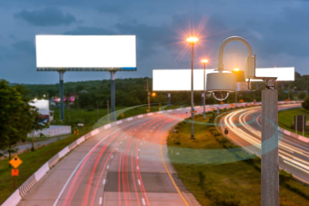 eine blitzer-dome-kamera neue technologie 4.0 signal für die überprüfung der geschwindigkeit von autos auf hoher weg und überprüfen sie auf sicheren unfall sind signal der autos bewegungserkennung scheck durch cctv-system - security camera dome security system security stock-fotos und bilder