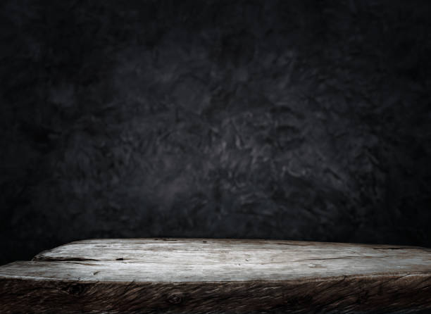 contatore piano tavolo in legno vuoto su sfondo parete scura. per creare la visualizzazione della visualizzazione della visualizzazione del prodotto o del codice "design key" - wall wood old obsolete foto e immagini stock
