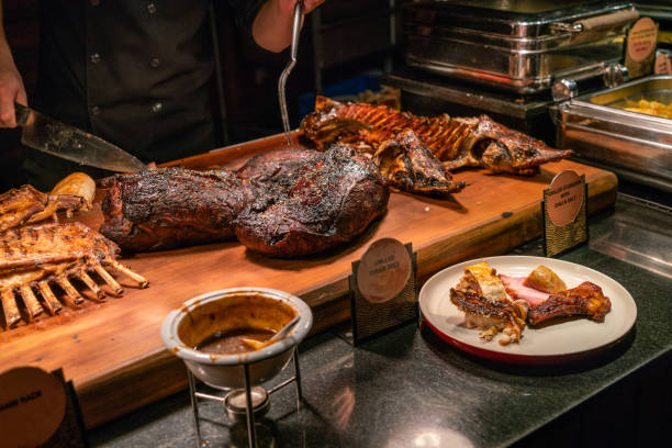 Gegrilltes Schweine- und Lammrippen im Buffetrestaurant – Foto