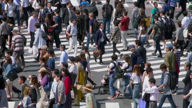 昼間渋谷横断歩道を渡るスローモーション群衆、東京