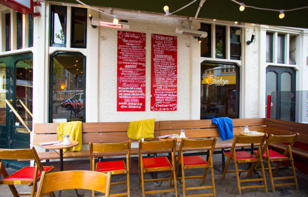 amsterdão, holland: café-restaurante do passeio com menu vermelho - cafe coffee shop sidewalk cafe menu - fotografias e filmes do acervo