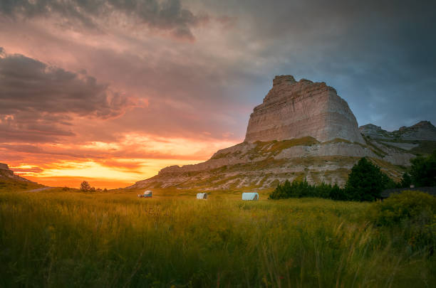 ゲリングネブラスカのスコッツブラフ国立記念碑の夕日 - usa scenics landscape rock ストックフォトと画像