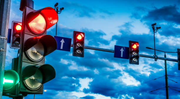 светофоры над городским перекрестком - red light стоковые фото и изображения