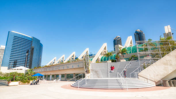 architecture moderne de san diego. convention center et gratte-ciel avec ciel bleu clair sur les arrière-plans. - coronado bay bridge san diego california skyline california photos et images de collection