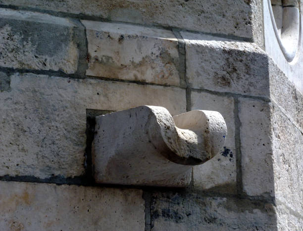 dettaglio scarico scupper in pietra con texture in pietra fine - budapest royal palace of buda architectural styles architecture foto e immagini stock