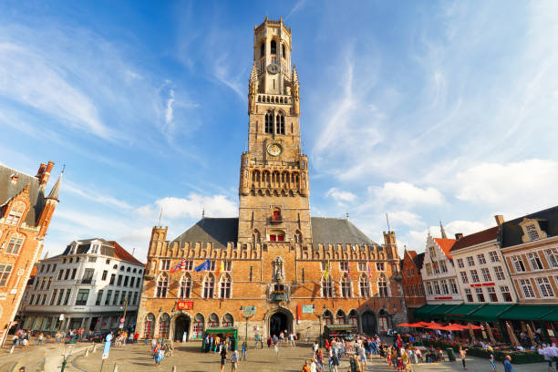 der belfriedturm, auch bekannt als belfort, von brügge, mittelalterlicher glockenturm im historischen zentrum von brügge, belgien. - glockenturm stock-fotos und bilder