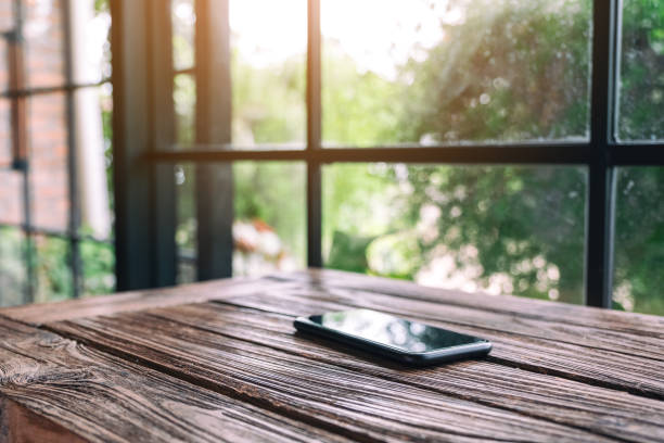 mobile phone on wooden table - copy space left imagens e fotografias de stock