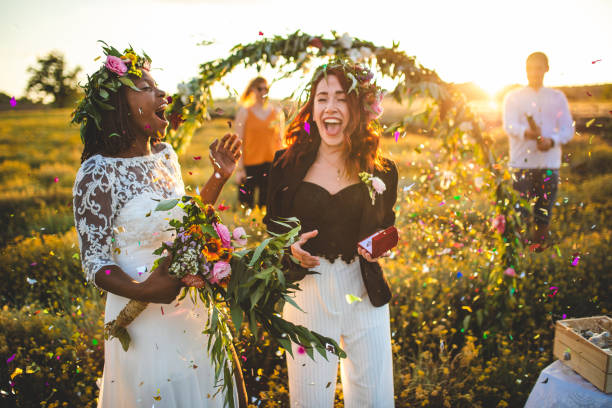 couples lesbiens heureux juste mariés appréciant leur cérémonie de mariage - elope photos et images de collection