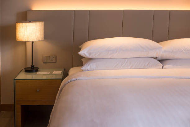 白いベッドとホテルの部屋で枕 - bedroom hotel hotel room inn ストックフォトと画像
