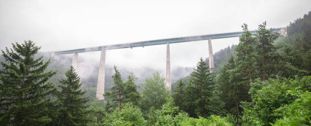 "europabrug" in tirol, oostenrijk - brennerpas stockfoto's en -beelden
