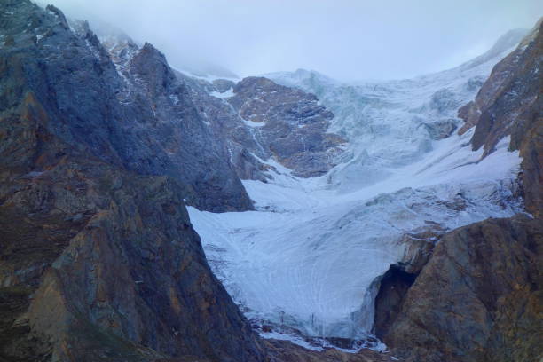 à proximité du glacier hochferner situé à hochfeiler, tyrol du sud, dolomites, italie - hochfeiler photos et images de collection