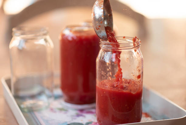 preparación de salsa de tomate casera - salsa de tomate fotografías e imágenes de stock