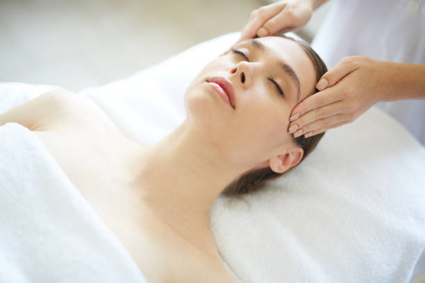 tratamiento de belleza en spa - head massage massaging facial massage beautician fotografías e imágenes de stock