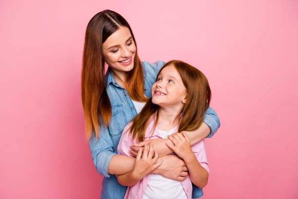 Pretty attractive small lady and her mom enjoy homecoming after summer vacation wear casual clothes isolated pink background Pretty attractive small lady and her mom, enjoy homecoming after summer vacation wear casual clothes isolated pink background little redhead girl stock pictures, royalty-free photos & images