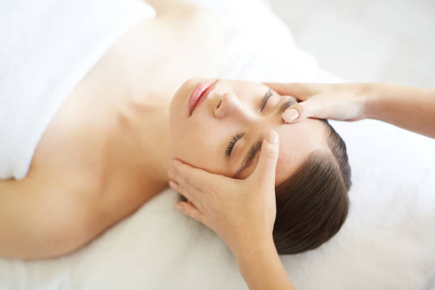 piękna kobieta ciesząc się masaż głowy w spa - head massage zdjęcia i obrazy z banku zdjęć