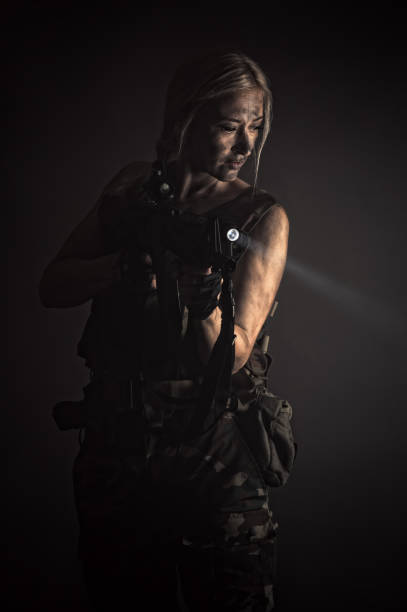 연기에 손전등 총과 예술 초상화 여자 - 5901 뉴스 사진 이미지