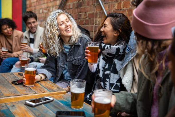 londoners group of friends meet up in a pub - beer pub women pint glass imagens e fotografias de stock