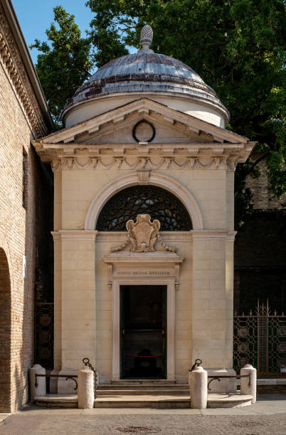 istock Dante poet sepulcher 1168916420