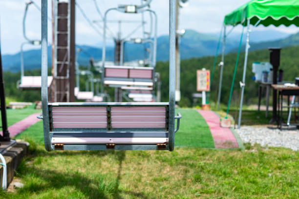 telesilla en la estación de esquí de japón - overhead cable car summer ski lift scenics fotografías e imágenes de stock