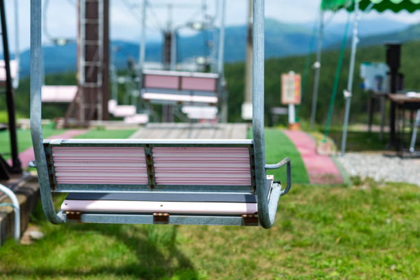 telesilla en la estación de esquí de japón - overhead cable car summer ski lift scenics fotografías e imágenes de stock