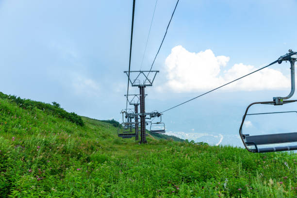 telesilla en la estación de esquí de japón - overhead cable car summer ski lift scenics fotografías e imágenes de stock