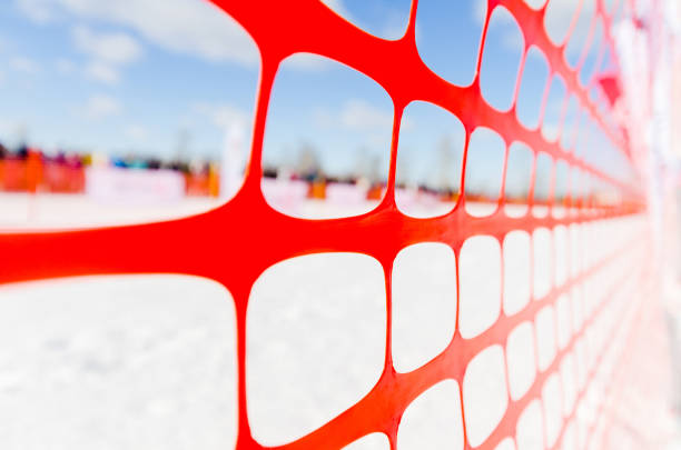 sicherheit outdoor-slope-track-zaun, winterhintergrund. zaun zum schutz der zuschauer bei sportveranstaltungen oder zur anzeige des kurses bei extremsportarten - hundeschlittenfahren, snowboarden oder skifahren - ski trace stock-fotos und bilder