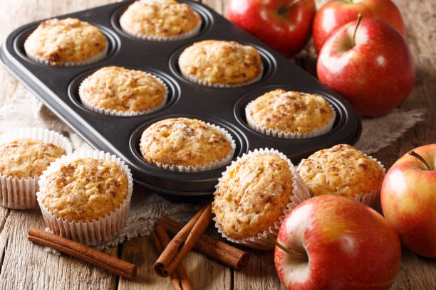 muffins de manzana de postre dulce con cierre de canela en un plato para hornear. horizontal - muffin fotografías e imágenes de stock